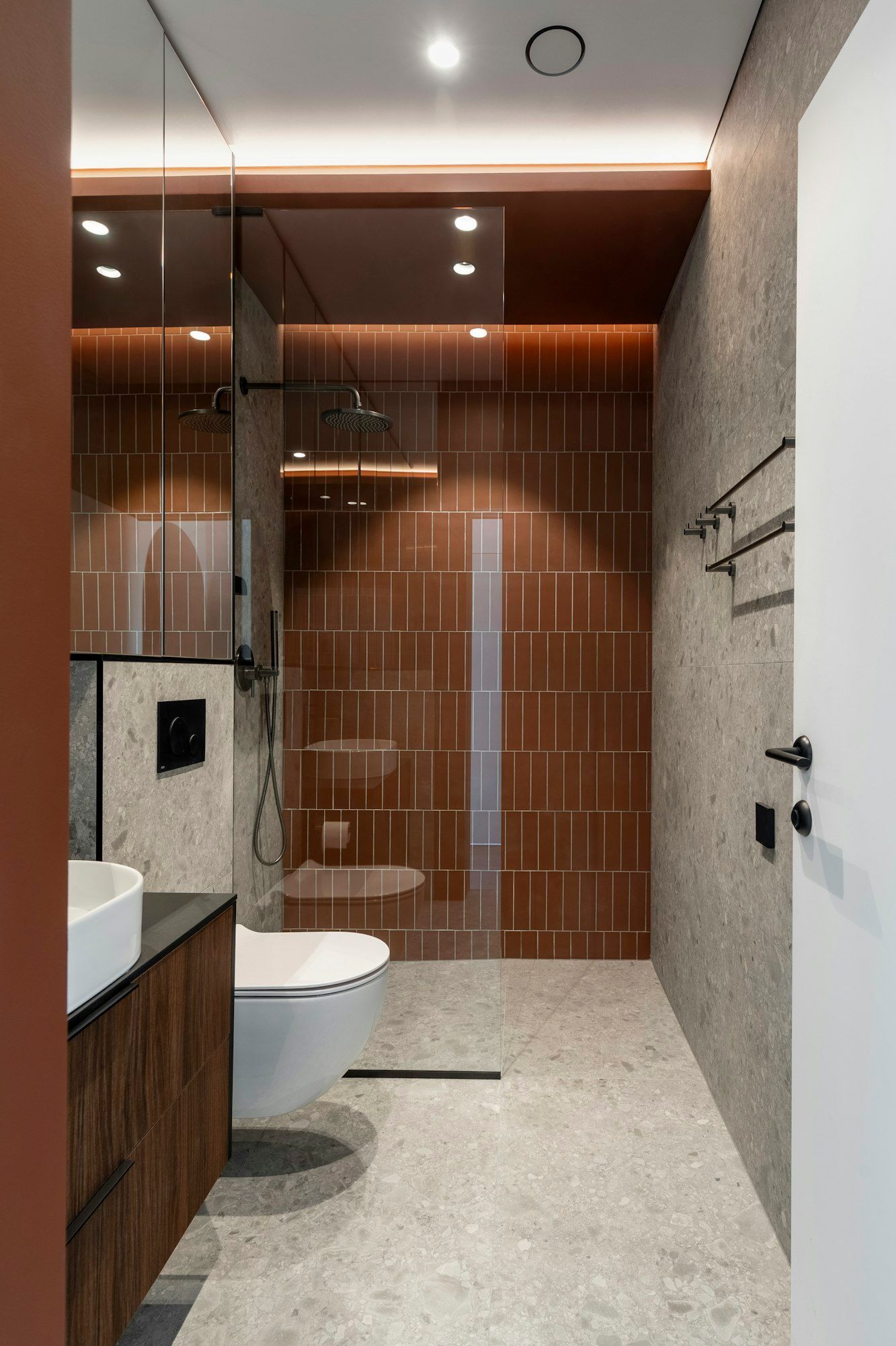 Duschbad mit Terrazzo-Boden und Wandfliesen in Holzoptik – FliesenScheck