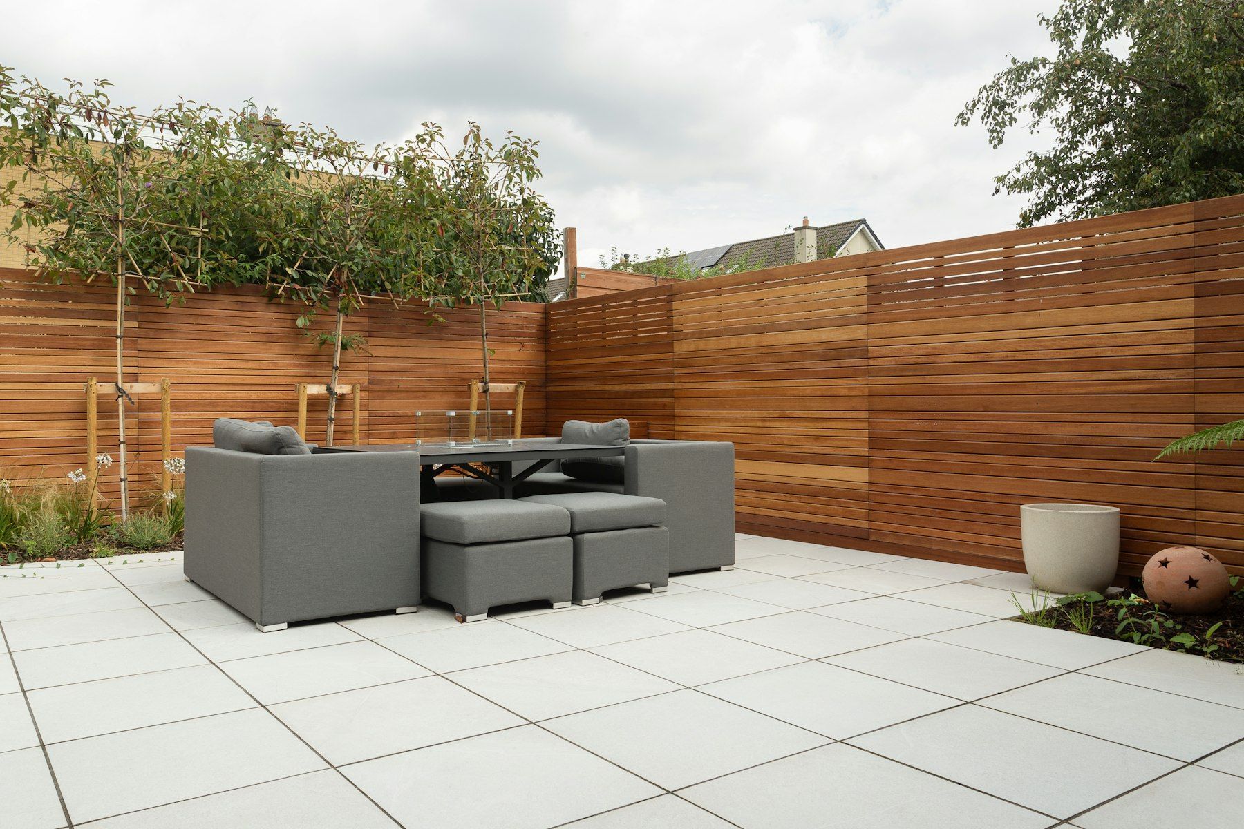 Terrasse mit großformatigen Außenfliesen – FliesenScheck